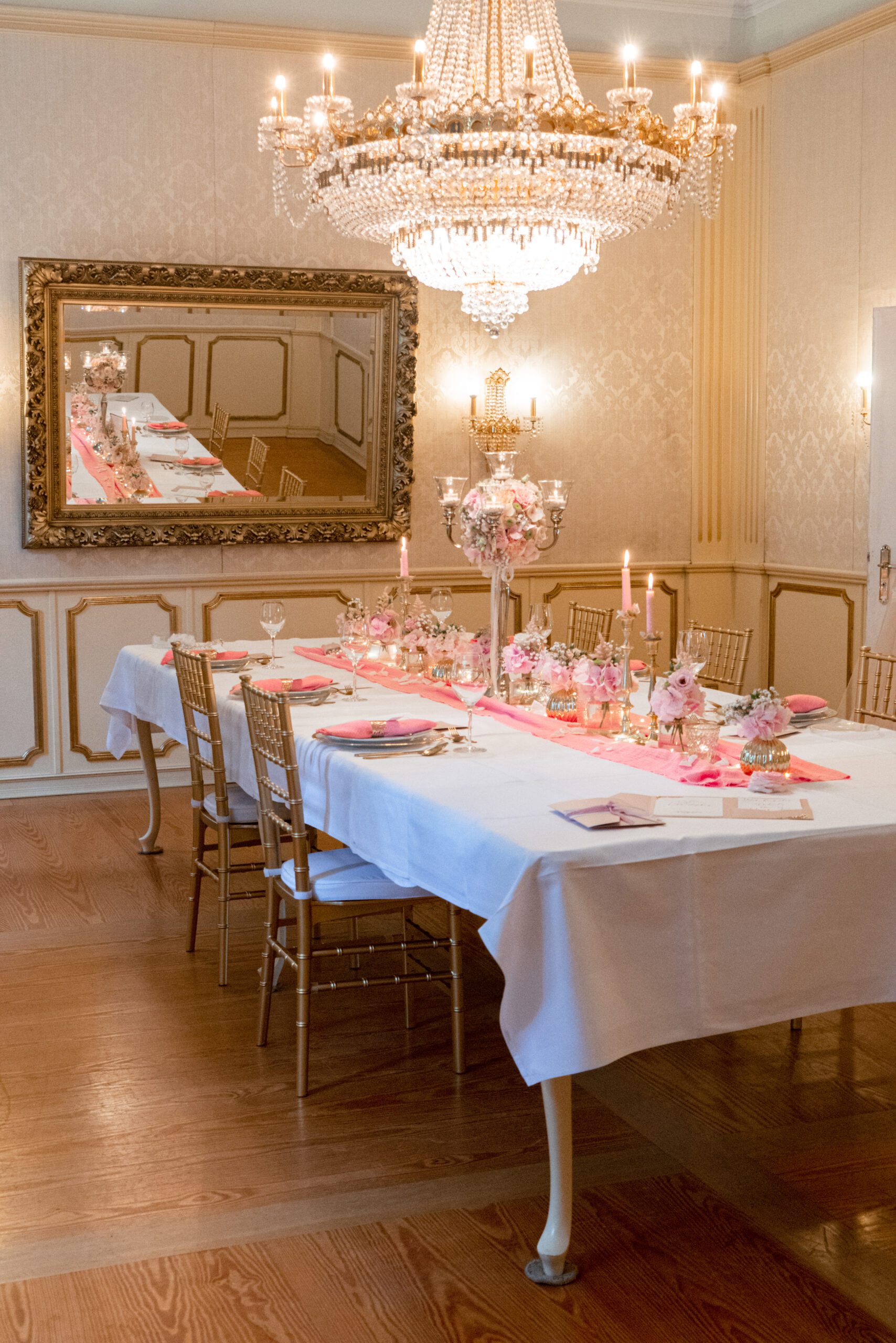 Hochzeitstisch, goldene Tischdekoration, Dekorationskonzept, Hochzeitsplanung Celine Amberg, Hochzeitsplanerin Aschaffenburg, Rhein-Main Gebiet, Frankfurt, Würzburg